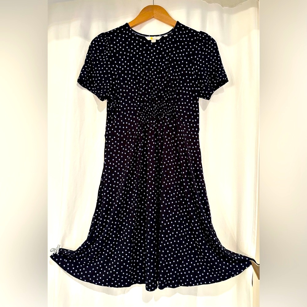 Polka Dot Dress Boden Size 6 R like new
Ruched bust area A line polka dot